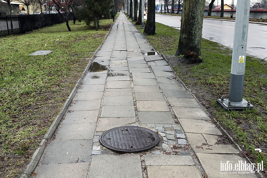 Chodnik Aleja Grunwaldzka, od Sadowej do hali sportowej., fot. 5