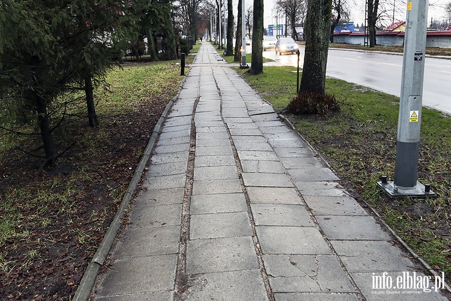 Chodnik Aleja Grunwaldzka, od Sadowej do hali sportowej., fot. 7