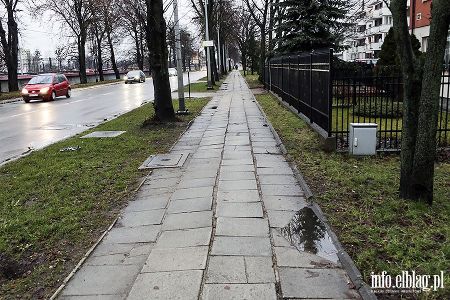 Chodnik Aleja Grunwaldzka, od Sadowej do hali sportowej., fot. 13