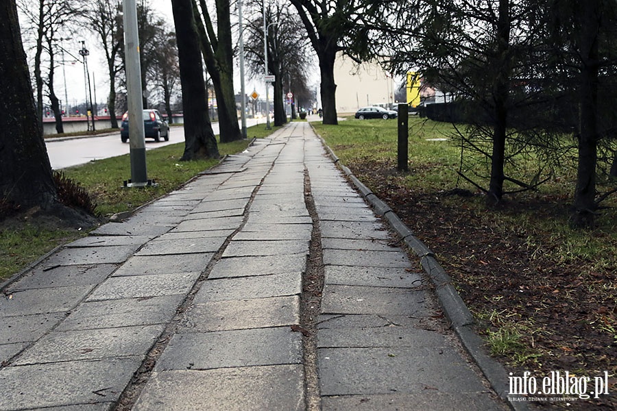 Chodnik Aleja Grunwaldzka, od Sadowej do hali sportowej., fot. 16