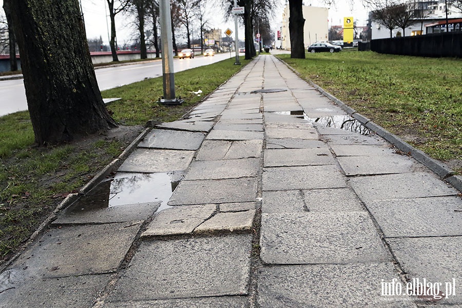 Chodnik Aleja Grunwaldzka, od Sadowej do hali sportowej., fot. 17