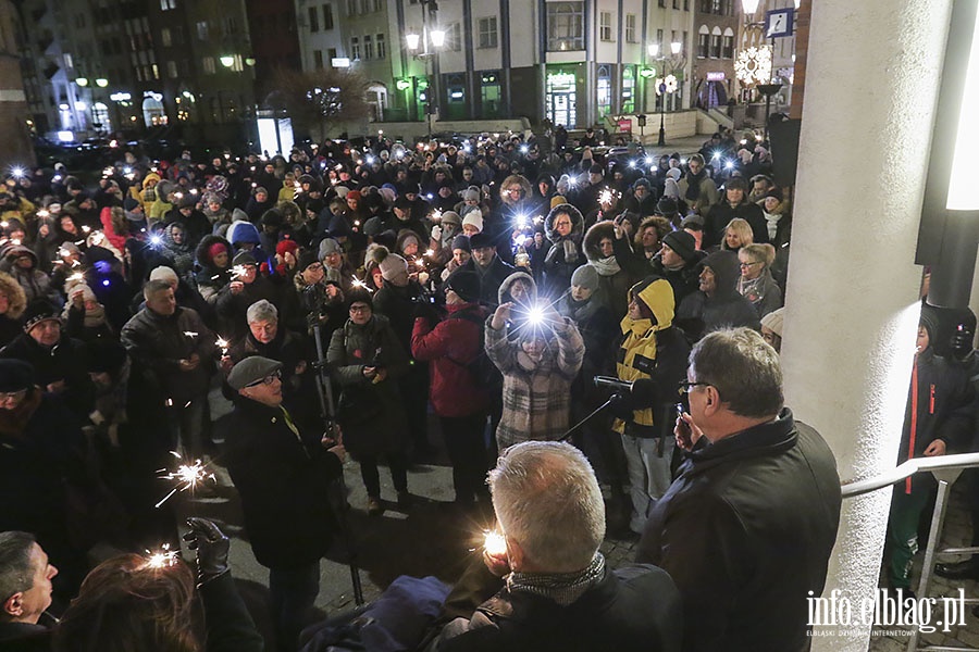 Elblążanie w milczeniu pożegnali Pawła Adamowicza, fot. 13