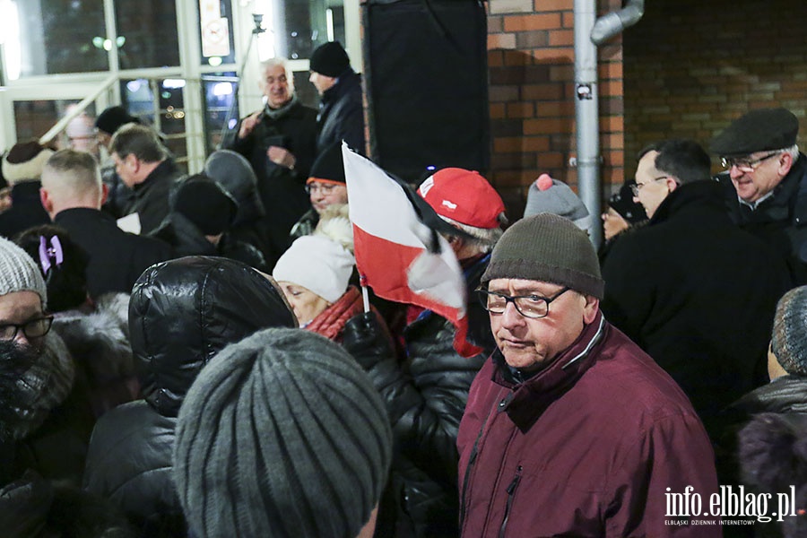 Elblążanie w milczeniu pożegnali Pawła Adamowicza, fot. 15