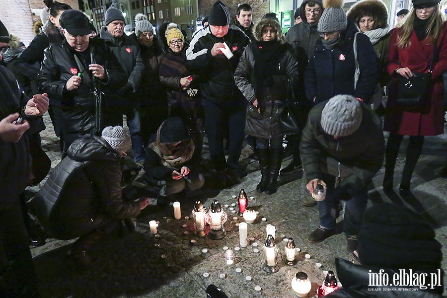 Elblążanie w milczeniu pożegnali Pawła Adamowicza, fot. 19