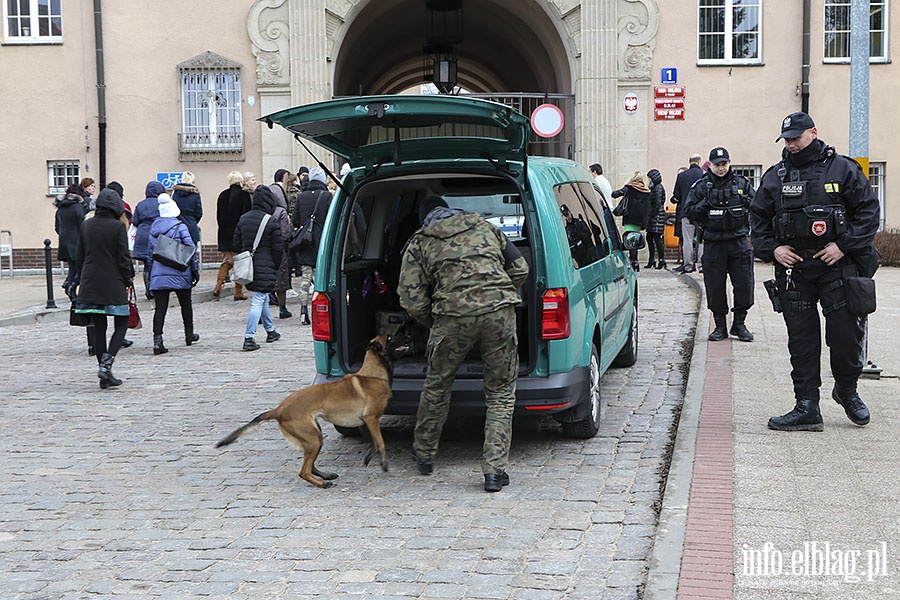 Alarm bombowy w Urzdzie Miejskim, fot. 24