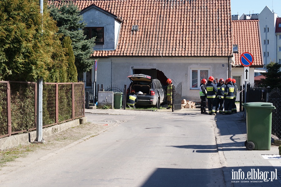 Ulica Kolejowa: Osobowe BMW wjechao w budynek mieszkalny, fot. 1