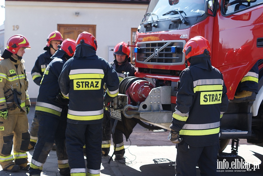 Ulica Kolejowa: Osobowe BMW wjechao w budynek mieszkalny, fot. 5