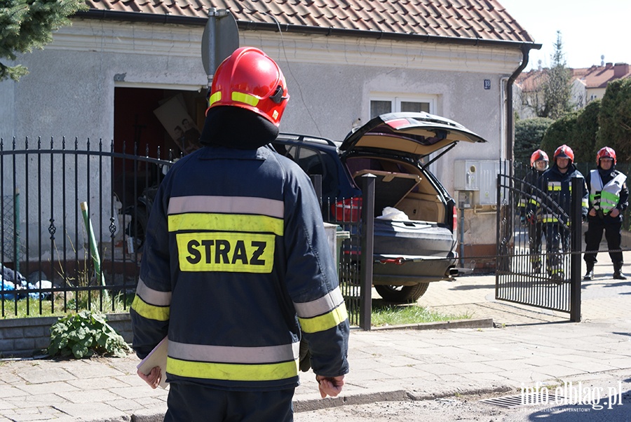 Ulica Kolejowa: Osobowe BMW wjechao w budynek mieszkalny, fot. 7