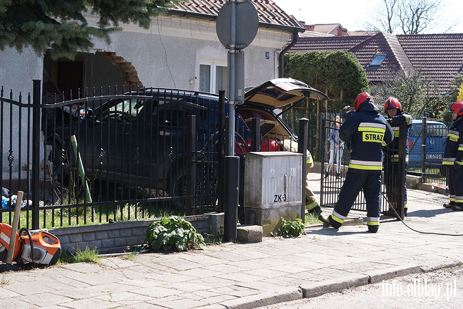 Ulica Kolejowa: Osobowe BMW wjechao w budynek mieszkalny, fot. 8