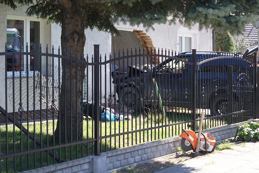 Ulica Kolejowa: Osobowe BMW wjechao w budynek mieszkalny, fot. 11