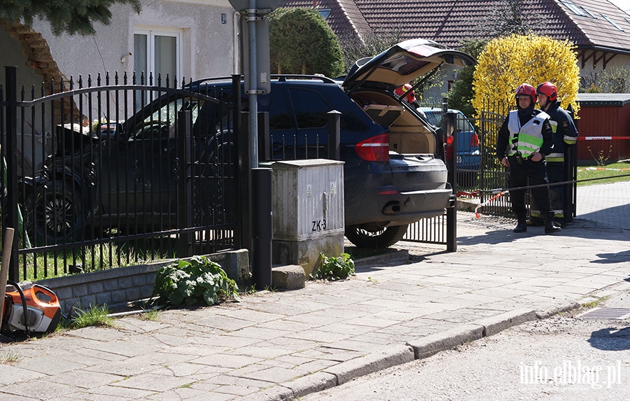 Ulica Kolejowa: Osobowe BMW wjechało w budynek mieszkalny, fot. 12