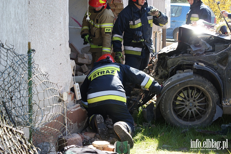 Ulica Kolejowa: Osobowe BMW wjechao w budynek mieszkalny, fot. 13