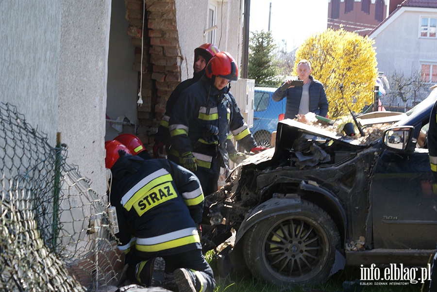 Ulica Kolejowa: Osobowe BMW wjechao w budynek mieszkalny, fot. 14