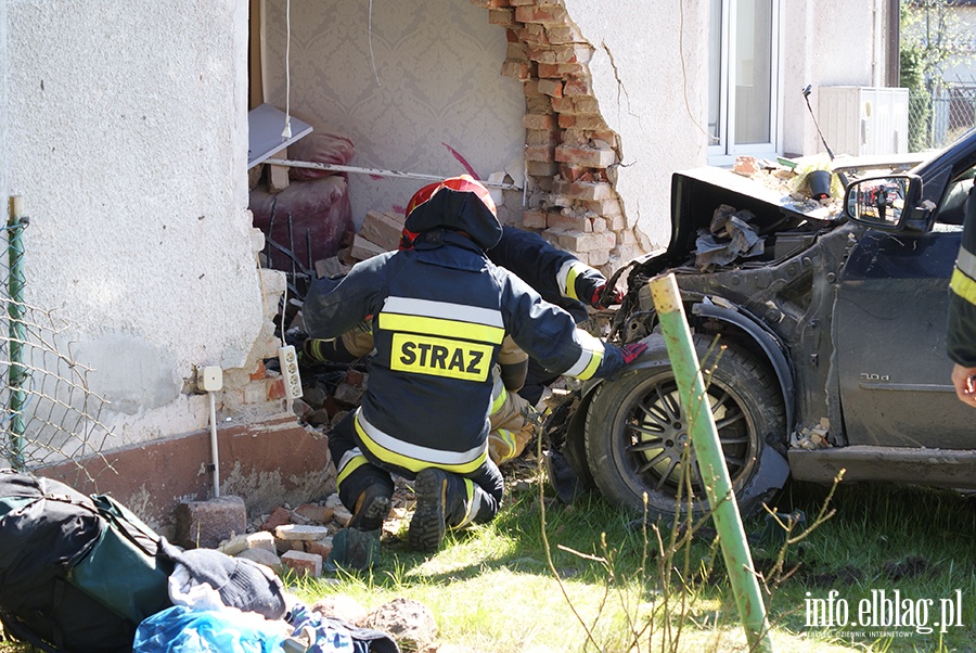 Ulica Kolejowa: Osobowe BMW wjechao w budynek mieszkalny, fot. 15