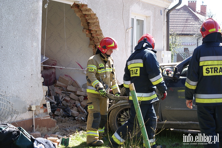 Ulica Kolejowa: Osobowe BMW wjechao w budynek mieszkalny, fot. 16