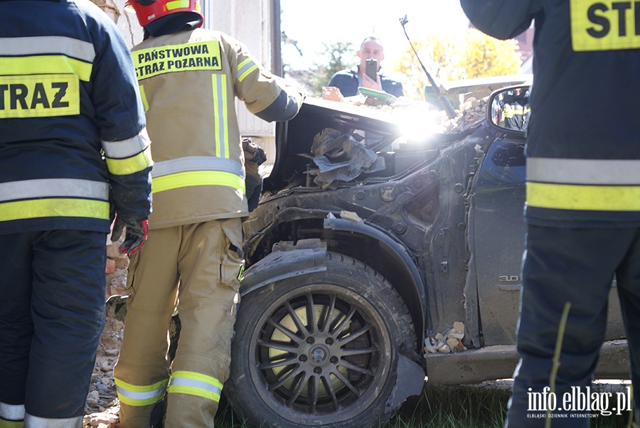 Ulica Kolejowa: Osobowe BMW wjechao w budynek mieszkalny, fot. 18