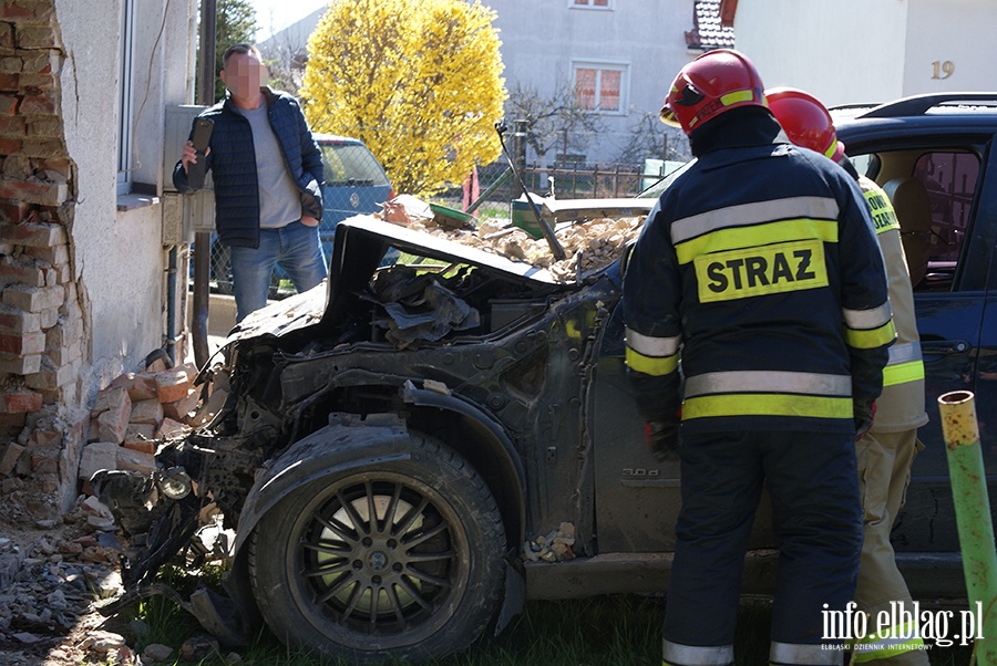 Ulica Kolejowa: Osobowe BMW wjechao w budynek mieszkalny, fot. 19