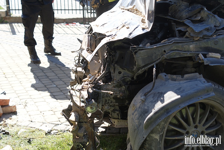 Ulica Kolejowa: Osobowe BMW wjechao w budynek mieszkalny, fot. 26