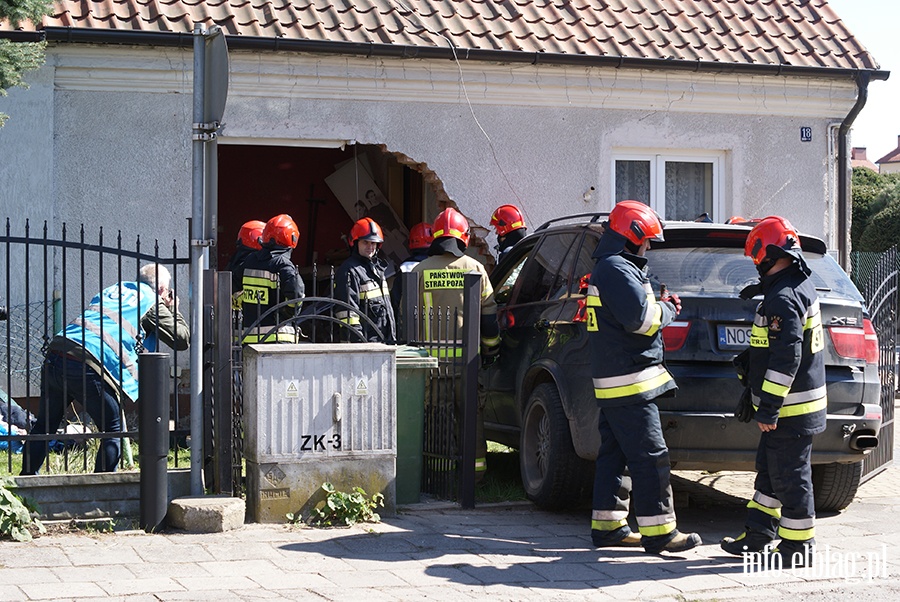 Ulica Kolejowa: Osobowe BMW wjechao w budynek mieszkalny, fot. 28