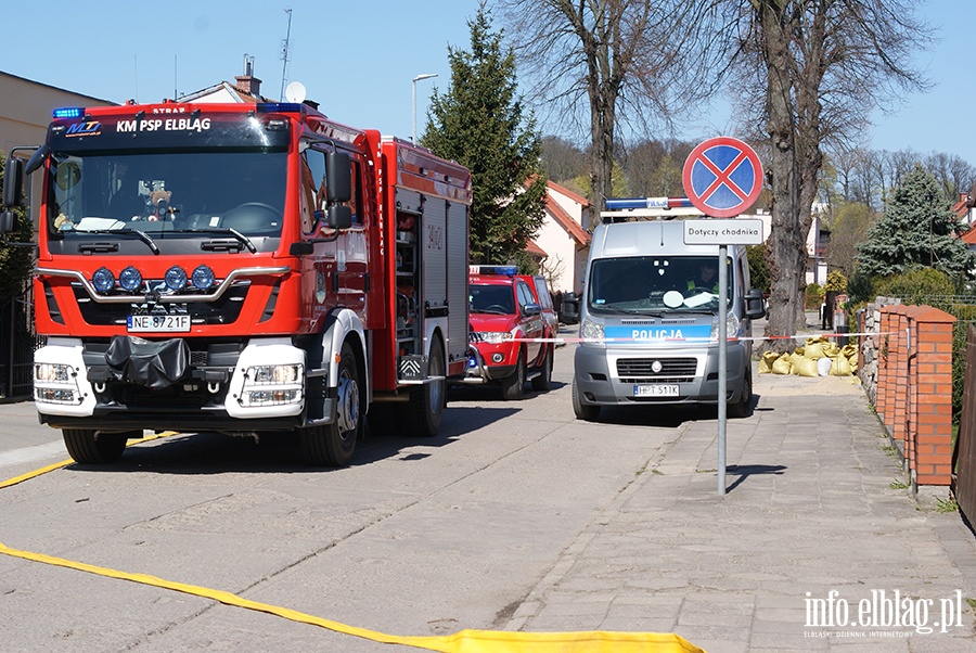 Ulica Kolejowa: Osobowe BMW wjechao w budynek mieszkalny, fot. 29