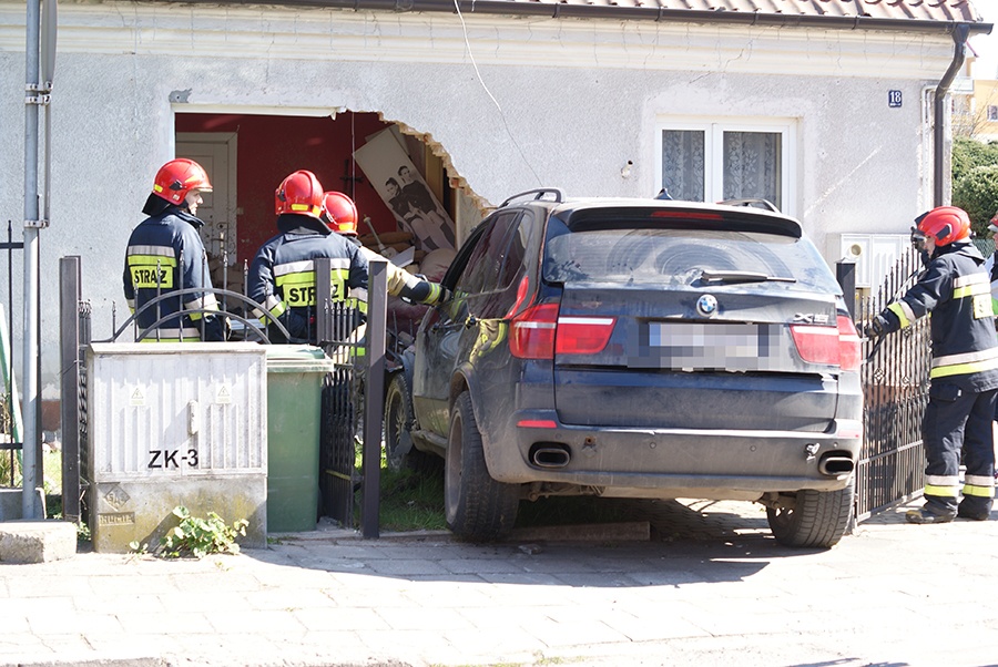 Ulica Kolejowa: Osobowe BMW wjechao w budynek mieszkalny, fot. 30