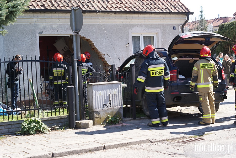 Ulica Kolejowa: Osobowe BMW wjechao w budynek mieszkalny, fot. 31