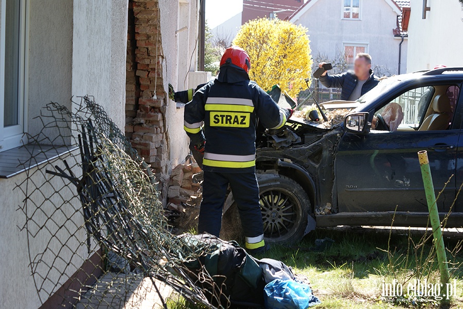 Ulica Kolejowa: Osobowe BMW wjechao w budynek mieszkalny, fot. 32