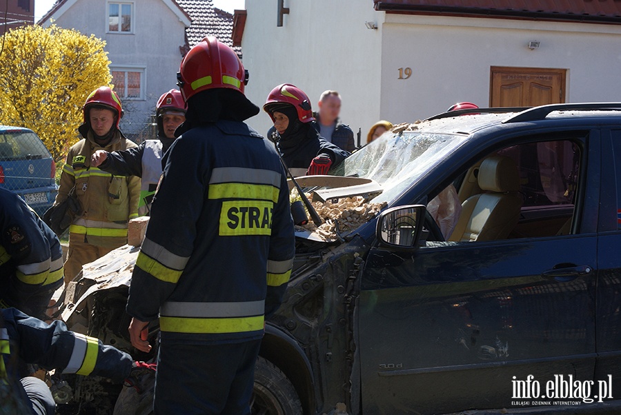 Ulica Kolejowa: Osobowe BMW wjechao w budynek mieszkalny, fot. 33