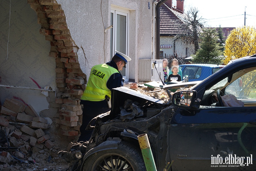 Ulica Kolejowa: Osobowe BMW wjechao w budynek mieszkalny, fot. 34