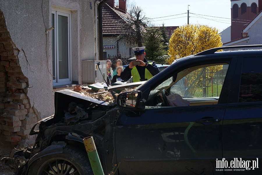 Ulica Kolejowa: Osobowe BMW wjechao w budynek mieszkalny, fot. 35