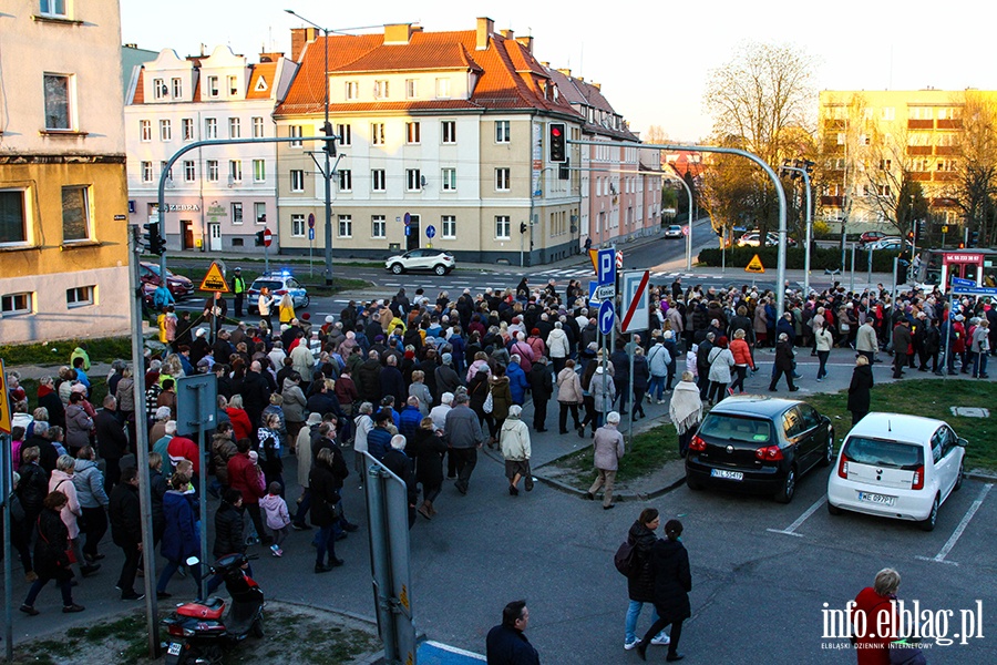 Droga krzyowa przesza ulicami Elblga., fot. 16