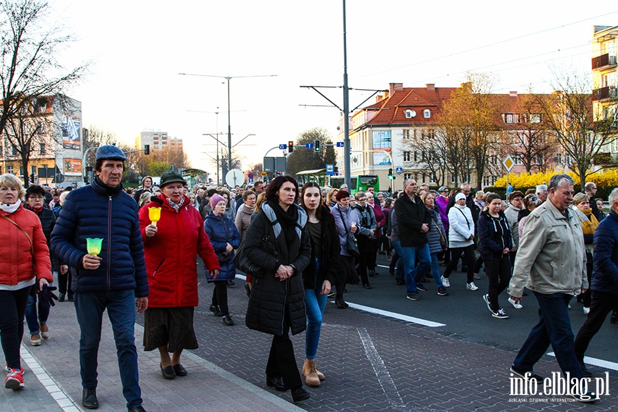 Droga krzyowa przesza ulicami Elblga., fot. 18