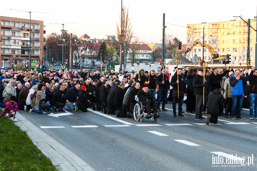 Droga krzyowa przesza ulicami Elblga., fot. 36