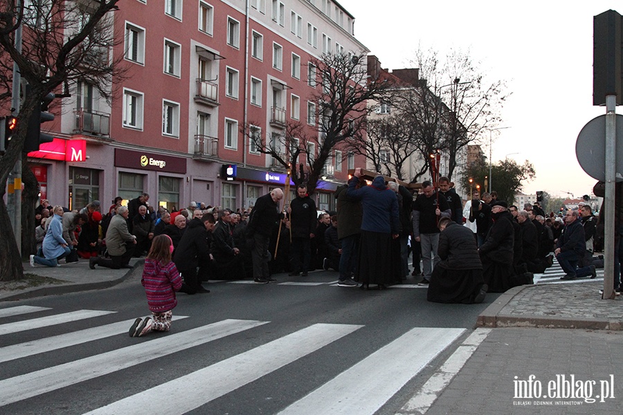 Droga krzyowa przesza ulicami Elblga., fot. 54