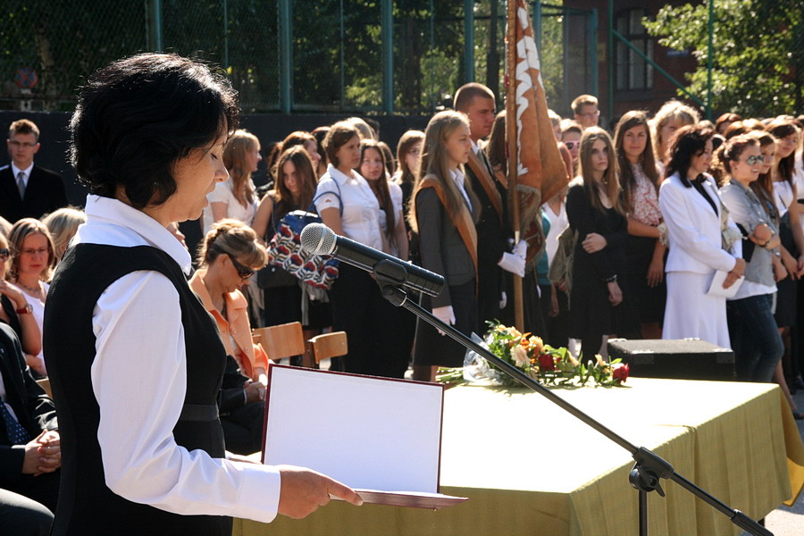 Rozpoczęcie nowego roku szkolnego i pożegnanie dyrektora Andrzeja Korpackiego w II LO, fot. 8