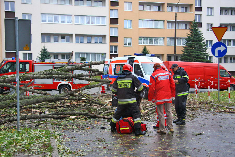 Wichura amie drzewa dwie osoby ranne, fot. 2