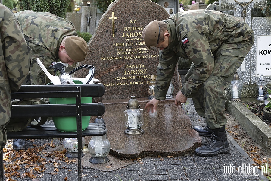 Sprzatanie grobw zonierzy AK, fot. 26