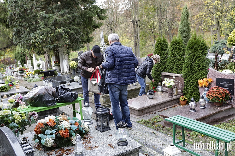 Cmentarz Agrykola sprzatanie grobw, fot. 25