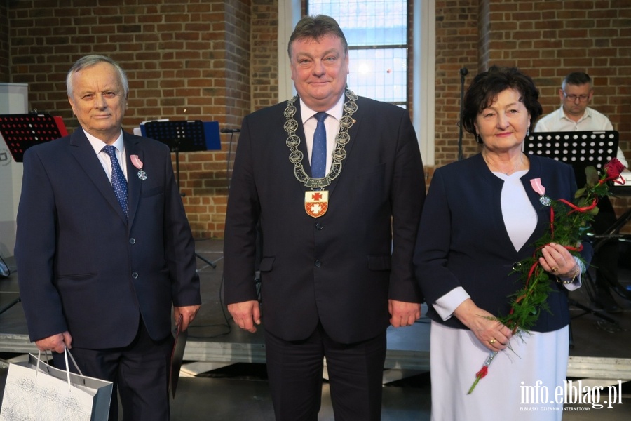 Elbląg: Pary obchodzące Złote Gody otrzymały pamiątkowe medale, fot. 7