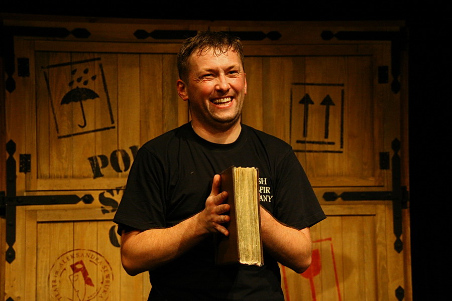 Spektakl „Wszystkie dzieła Szekspira w nieco skróconej wersji” Teatru im. A.Sewruka, fot. 54