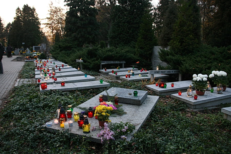 Dzień Wszyskich Świętych i Zaduszki na cmentarzach w Elblągu i okolicach, fot. 15