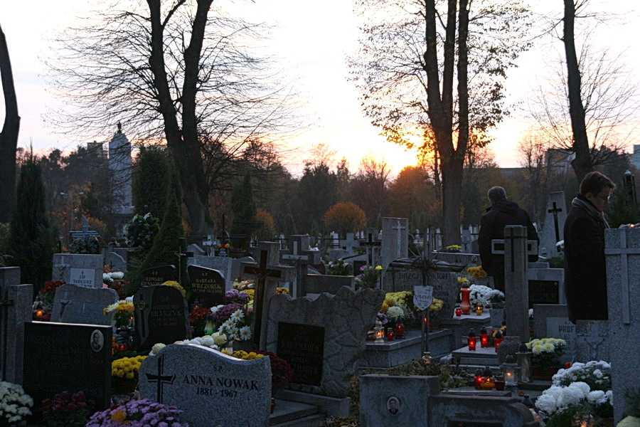 Dzień Wszyskich Świętych i Zaduszki na cmentarzach w Elblągu i okolicach, fot. 23