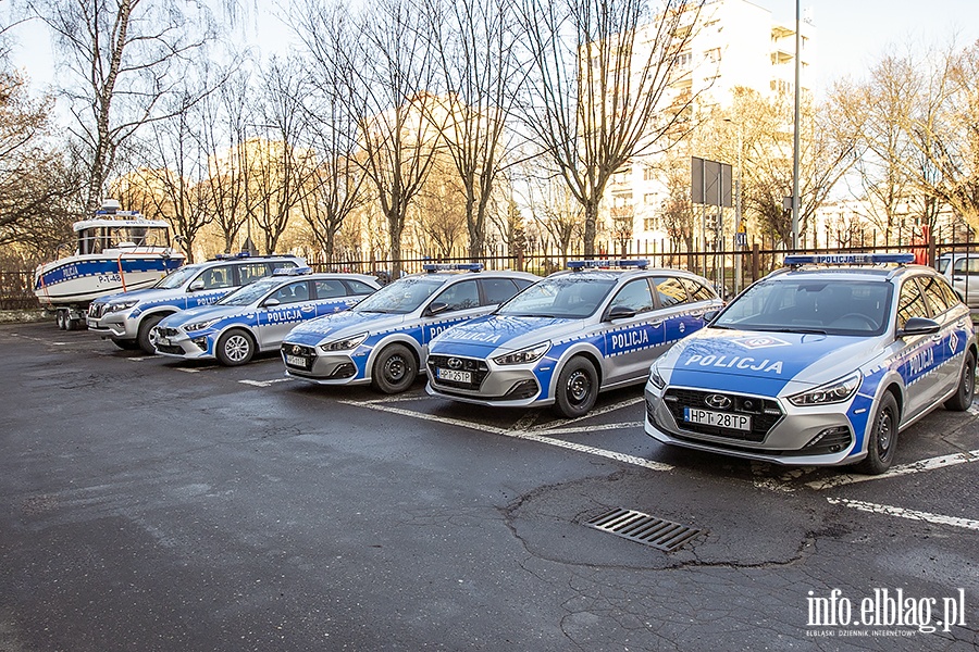 Policja przekazanie nowych samochodw i odzi motorowej., fot. 1