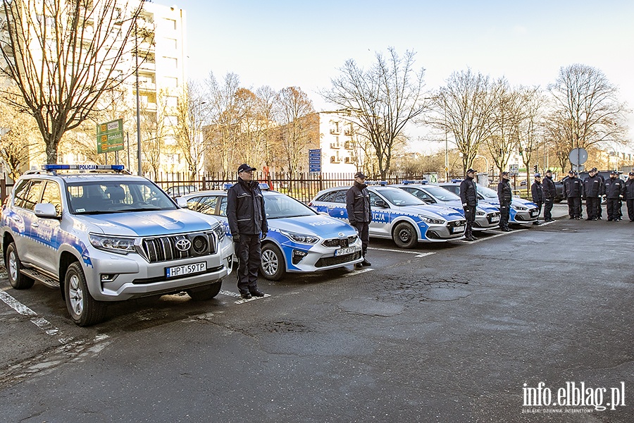 Policja przekazanie nowych samochodów i łodzi motorowej., fot. 11