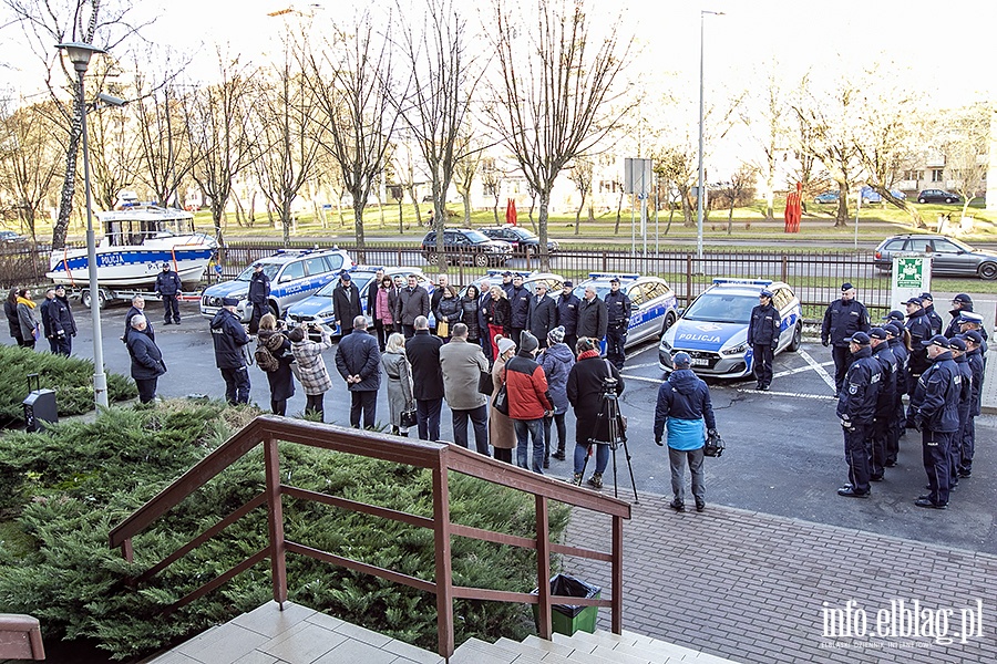 Policja przekazanie nowych samochodw i odzi motorowej., fot. 24