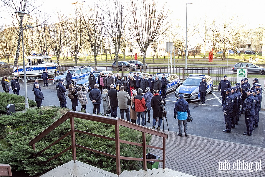 Policja przekazanie nowych samochodw i odzi motorowej., fot. 24