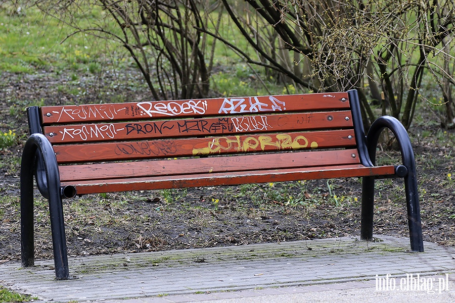 Park Traugutta zniszczone ławki i tablica informacyjna, fot. 2