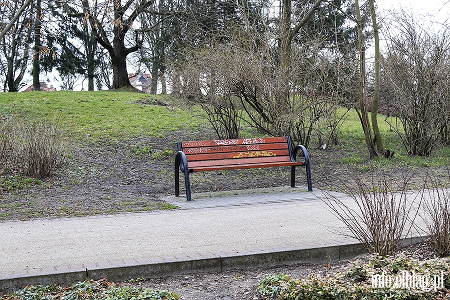 Park Traugutta zniszczone ławki i tablica informacyjna, fot. 3