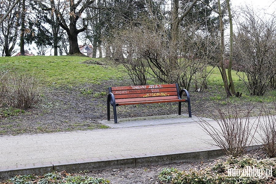 Park Traugutta zniszczone awki i tablica informacyjna, fot. 3