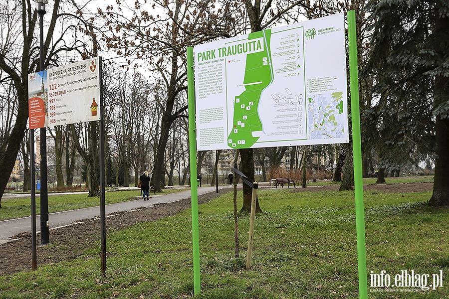Park Traugutta zniszczone ławki i tablica informacyjna, fot. 4